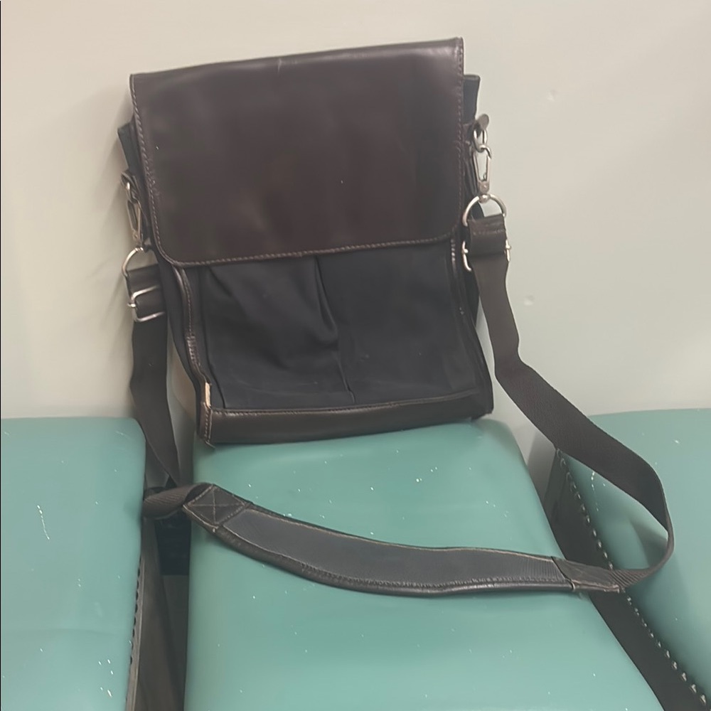 Wilsons Leather Black Messenger Bag Classic Design